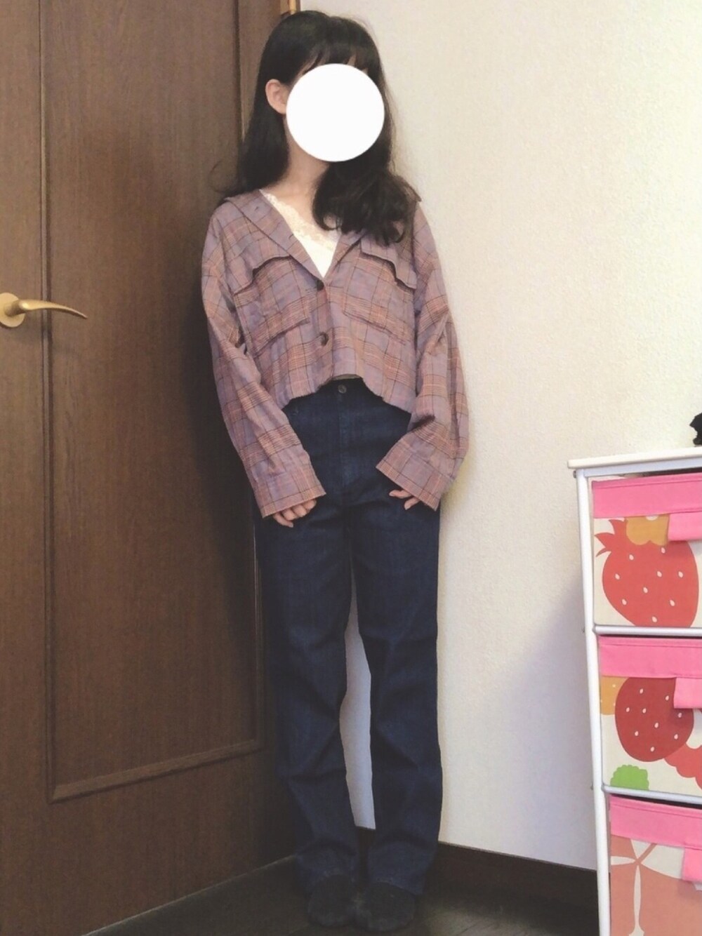 「ストレートデニム、チェックシャツ、レーストップス」｜「w closetの先染ネルチェッククロップドシャツ（シャツ/ブラウス、ブルー系）」を使った、saaakiさん（レディース・157cm）の秋コーディネートの1枚目の写真