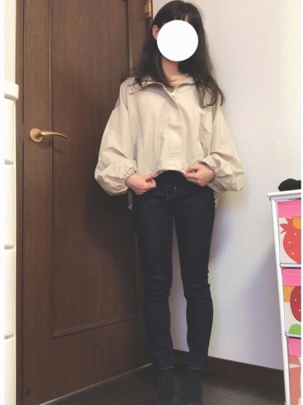 「マウンテンパーカー、スキニーデニム、リーバイス、シンプル」｜「Levi'sのMFO 311-シェイピングスキニー/ダークカラー/10.9oz ストレッチデニム（デニムパンツ、ブルー系）」を使った、saaakiさん（レディース・157cm）の秋コーディネートの1枚目の写真