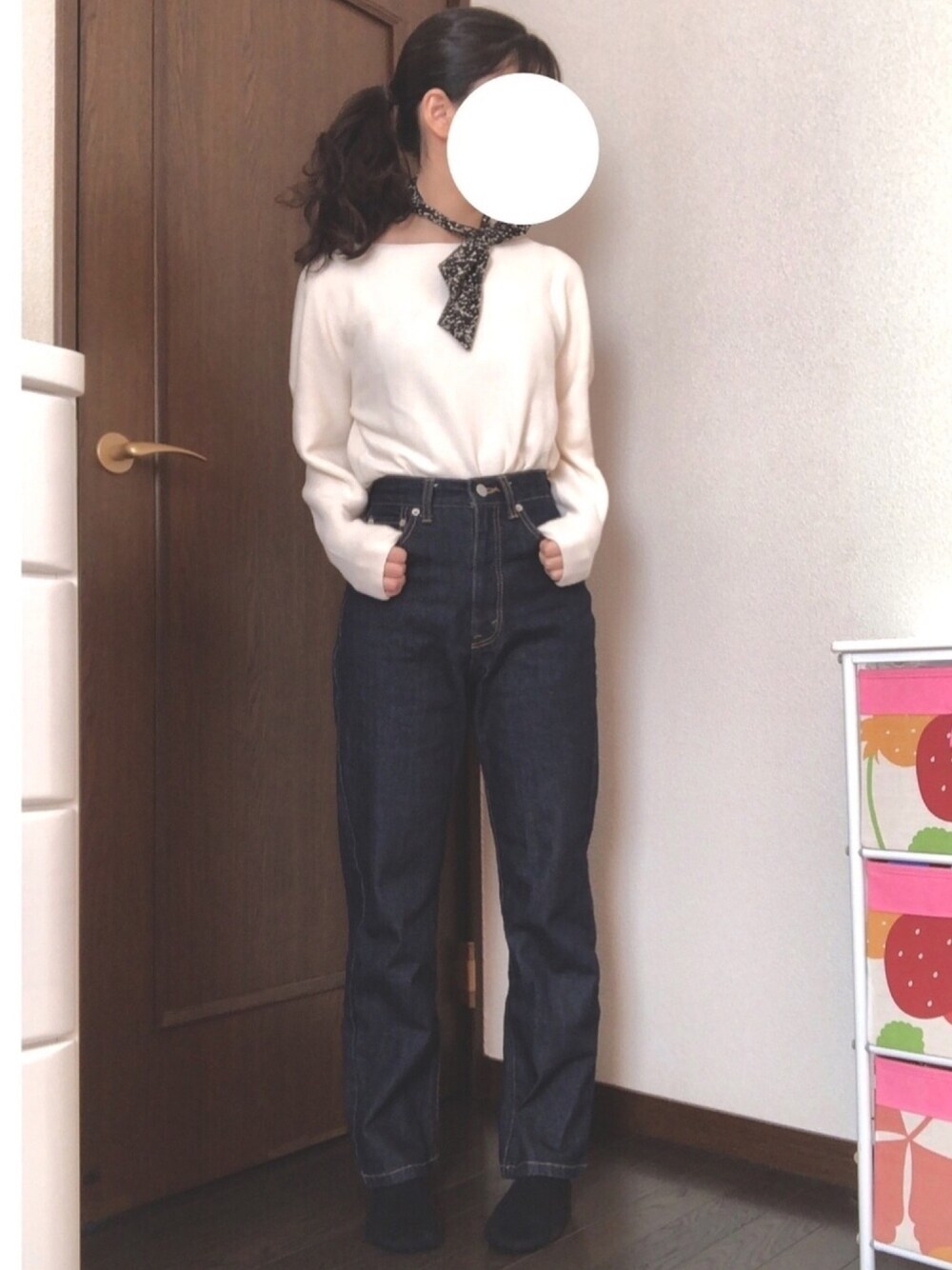「シンプルコーデ、ストレートデニム、白ニット、スカーフ、スカーフアレンジ、ニットコーデ、年末WEAR感謝祭」｜「PAGEBOYの【新色追加】クラシックストレート（デニムパンツ、ブルー系）」を使った、saaakiさん（レディース・157cm）の冬コーディネートの1枚目の写真