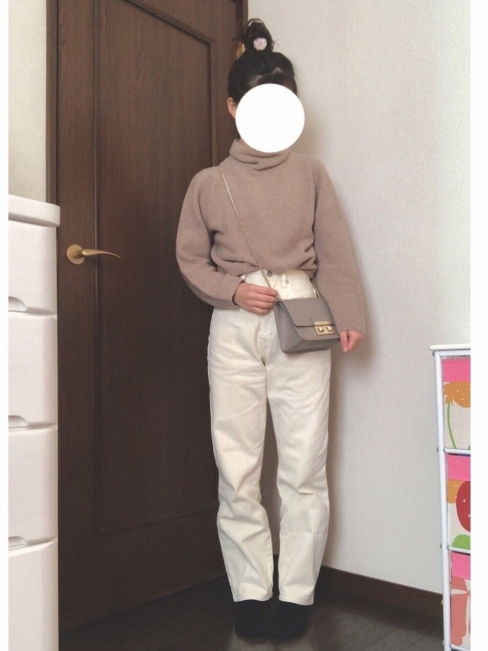 「シンプル、白パンツ、ニット、チェーンバッグ、ショルダーバッグ、年末WEAR感謝祭」｜「PAGEBOYの【新色追加】クラシックストレート（デニムパンツ、ホワイト系）」を使った、saaakiさん（レディース・157cm）の冬コーディネートの1枚目の写真