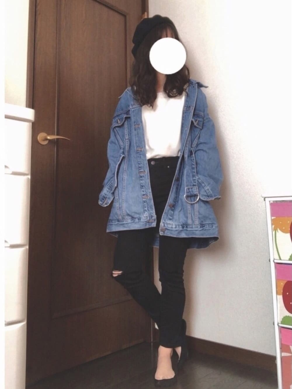 「デニムジャケット、ビッグシルエット、黒スキニー、ダメージデニムパンツ、白ニット、ベレー帽、年末WEAR感謝祭」｜「Levi'sのDカンベルト付きデニムジャケット（デニムジャケット、ブルー系）」を使った、saaakiさん（レディース・157cm）の冬コーディネートの1枚目の写真