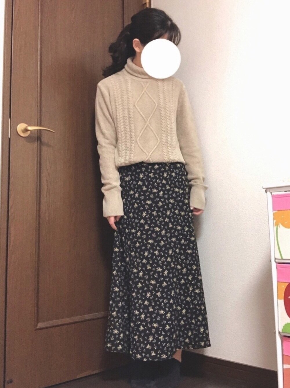 「ハイネック、タートルネック、ケーブルニット、花柄スカート、ロングスカート、佐藤健」｜「earth music&ecologyの花柄セミフレアスカート　＊（スカート、ブラック系）」を使った、saaakiさん（レディース・157cm）の冬コーディネートの1枚目の写真
