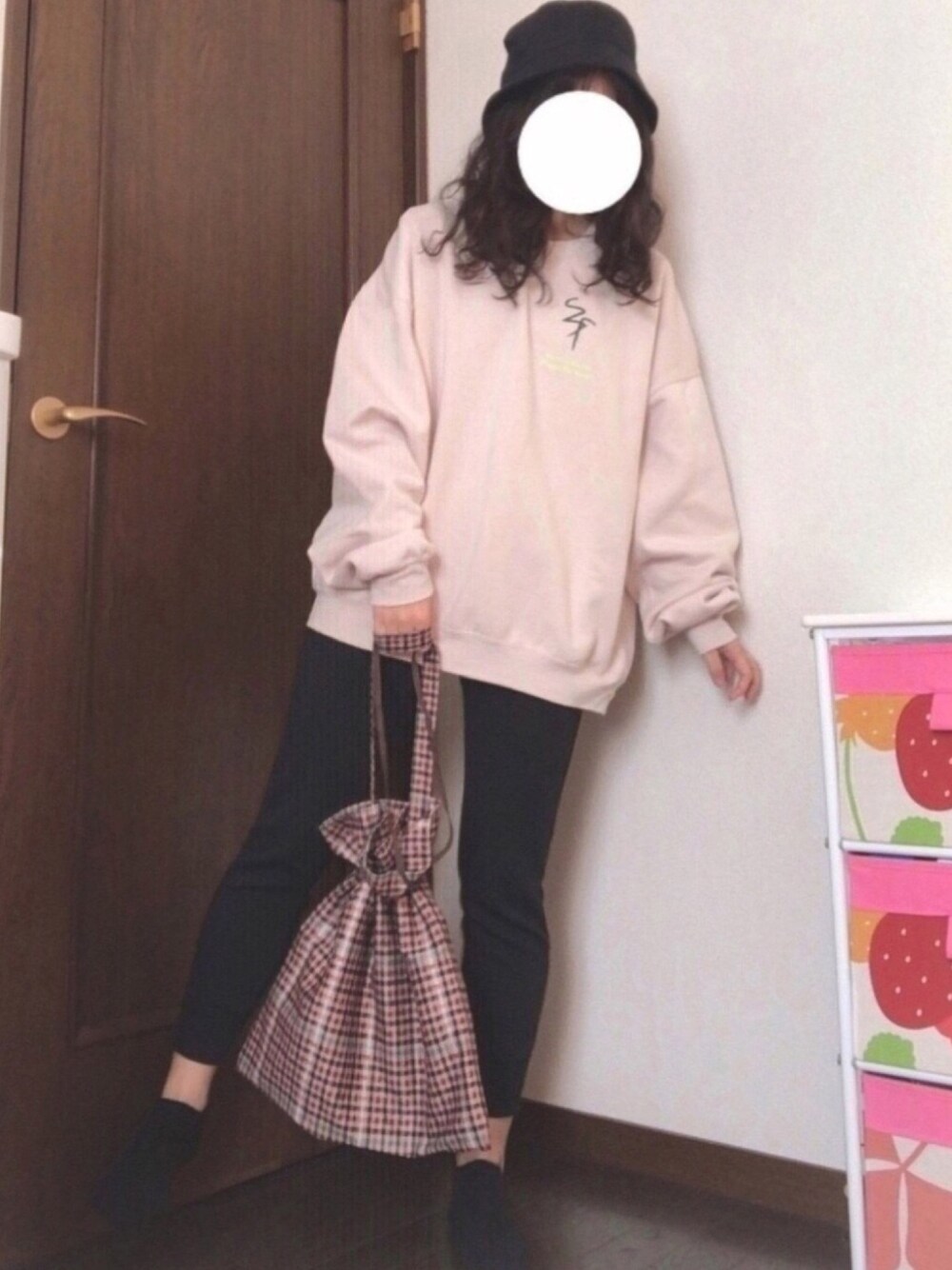 「休日スタイル、ストリート、カジュアル、ビッグシルエット、ビッグスウェット、オーバーサイズ、スウェット、スウェットパンツ、バケットハット、年末WEAR感謝祭」｜「Kastaneの【UNISEX】SIXSENCE FESTIVAL SWEAT GRN（スウェット、ホワイト系）」を使った、saaakiさん（レディース・157cm）の冬コーディネートの1枚目の写真