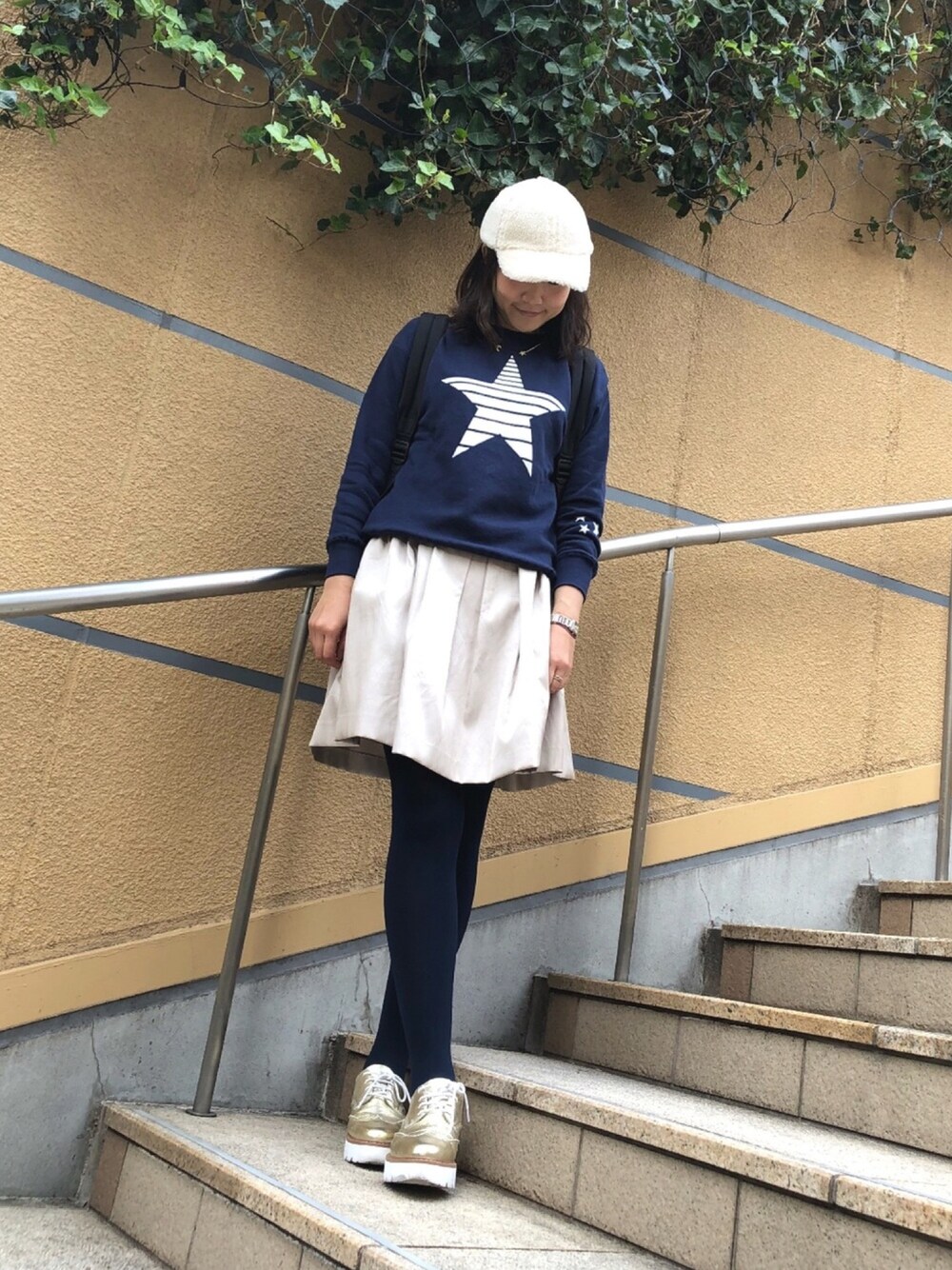 「オトナカジュアル、スウェット、星、スカート、もこもこキャップ」｜「BEAMSのアイテム（スウェット、ブルー系）」を使った、Tomocoさん（レディース・162cm）の秋コーディネートの1枚目の写真