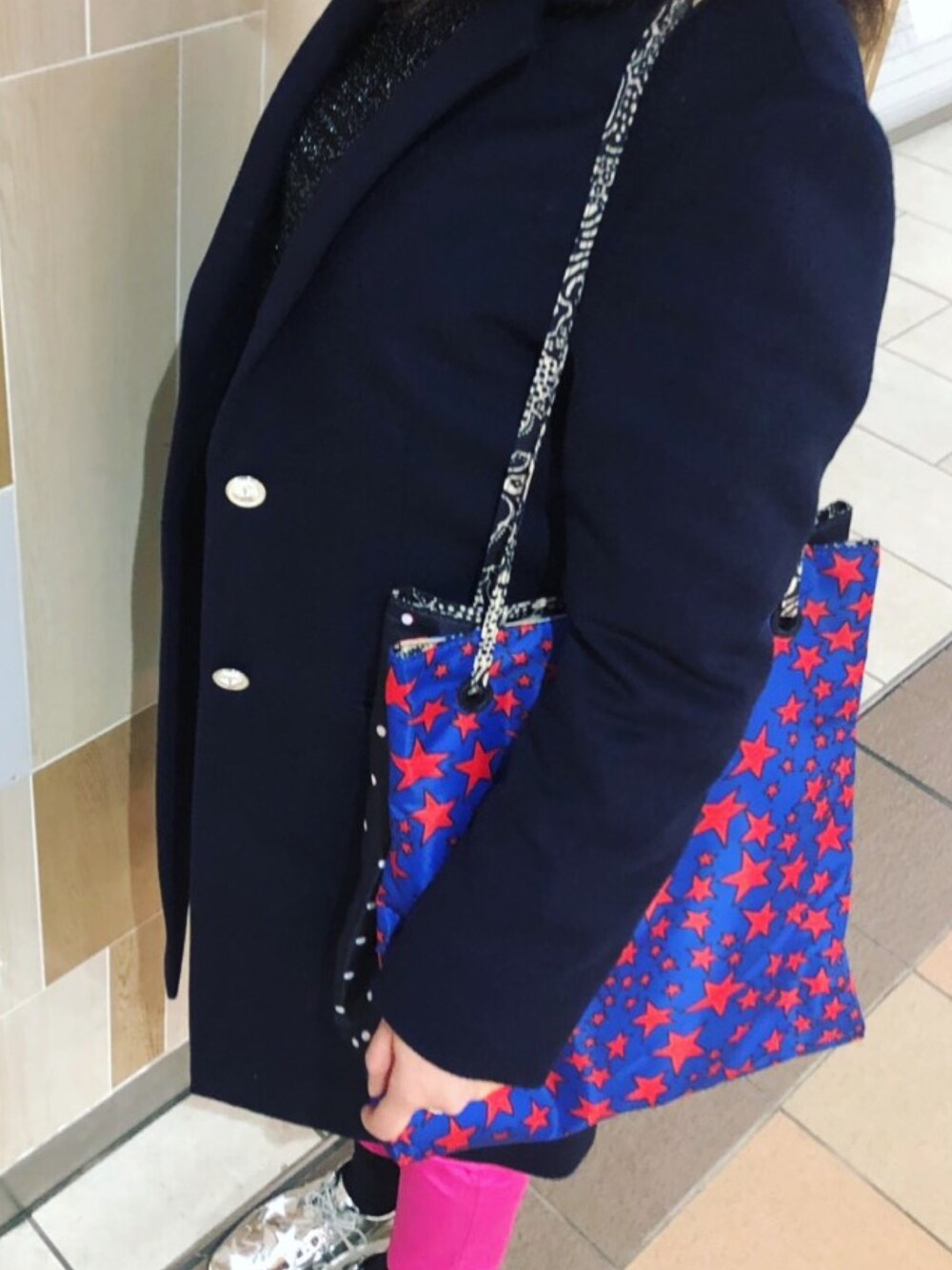 「大人カジュアル、きれいめカジュアル、冬コーデ、パンツスタイル、アレンジ」｜「MARC JACOBSのB.Y.O.T. ショッピング トート（トートバッグ、ブルー系）」を使った、Tomocoさん（レディース・162cm）の冬コーディネートの1枚目の写真