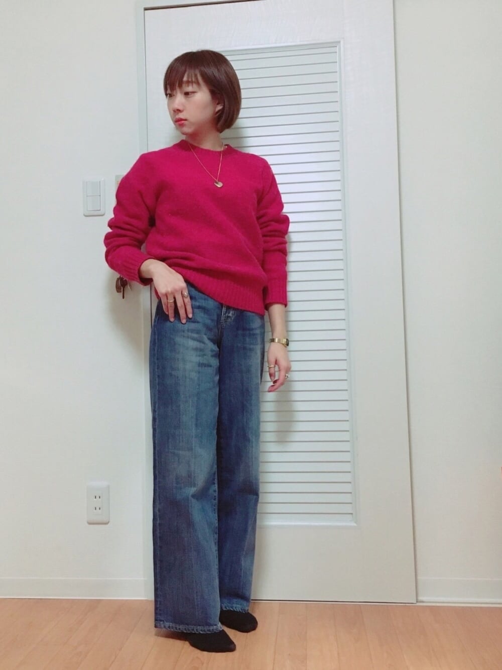 「オトナカジュアル、スニーカーコーデ、プチプラ、ユニクロ、赤ニット、赤、ootd、デニム、ハイウエスト」｜「UNIQLOのアイテム（ニット/セーター、レッド系）」を使った、ねっこさん（レディース・160cm）の冬コーディネートの1枚目の写真