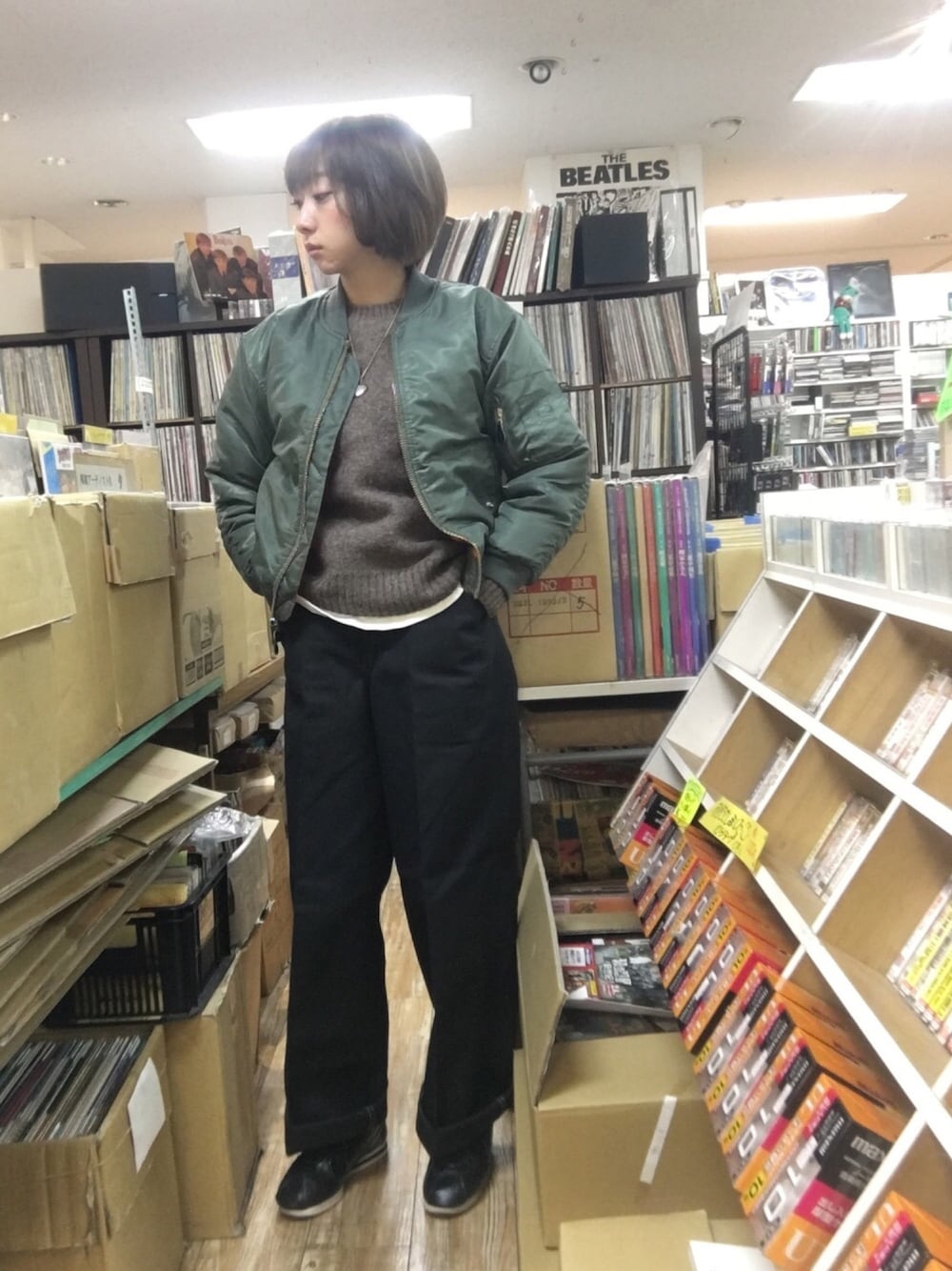 「シンプルコーデ、大人カジュアル、MA-1、スニーカー、スニーカーコーデ、パンツスタイル、オーバーサイズ、ユニクロ、UNIQLO」｜「ROTHCOのアイテム（ジャケット/アウター、グリーン系）」を使った、ねっこさん（レディース・160cm）の冬コーディネートの1枚目の写真