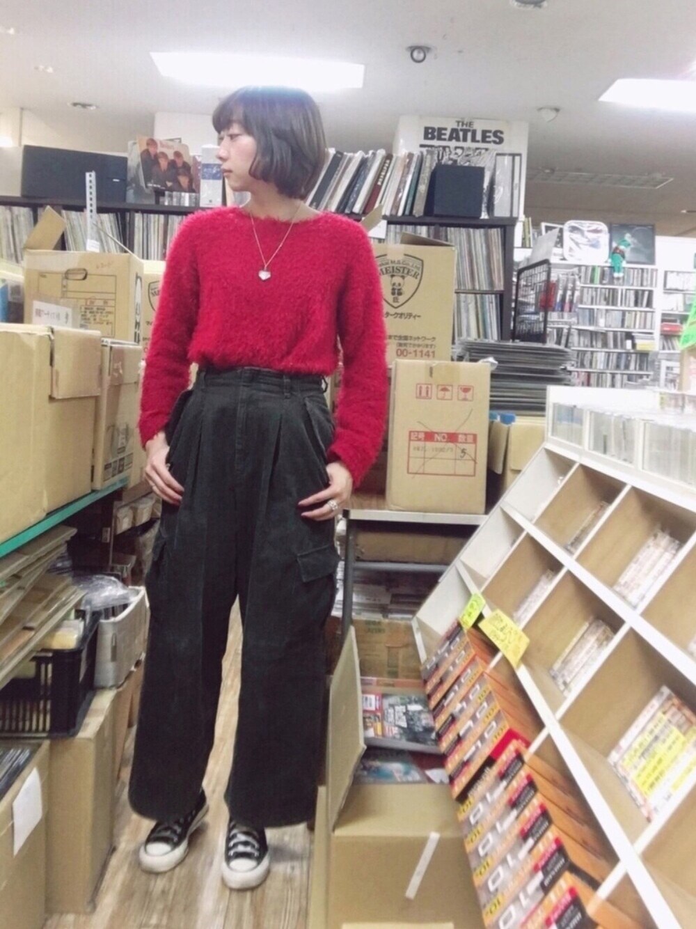 「ラクチンコーデ、converse、シャギーニット、ワイドパンツ、コーデュロイ、コーデュロイパンツ、ゆるコーデ、カーキ」｜「KBFのコーデュロイWIDEカーゴパンツ（パンツ、グリーン系）」を使った、ねっこさん（レディース・160cm）の冬コーディネートの1枚目の写真