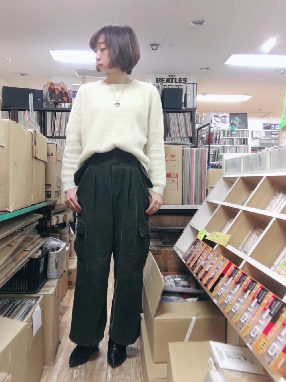 「オトナカジュアル、ゆるコーデ、ワイドパンツ、GU、ハイウエスト、カーキ、エナメルシューズ」｜「KBFのコーデュロイWIDEカーゴパンツ（パンツ、グリーン系）」を使った、ねっこさん（レディース・160cm）の冬コーディネートの1枚目の写真