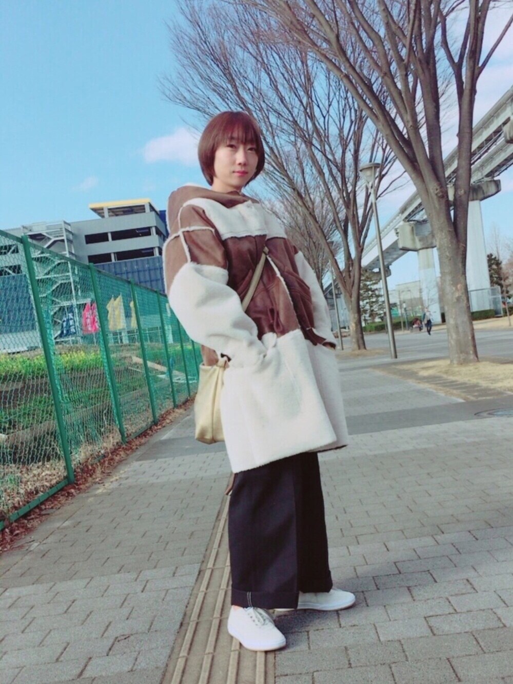 「オトナカジュアル、カジュアル、ショルダーバッグ、ムートンコート、NIKE、QUATER SNACKS、スニーカー、スニーカーコーデ」｜「BEN DAVISのBEN DAVIS / GORILLA CUT PANTS（その他パンツ、ブルー系）」を使った、ねっこさん（レディース・160cm）の冬コーディネートの1枚目の写真