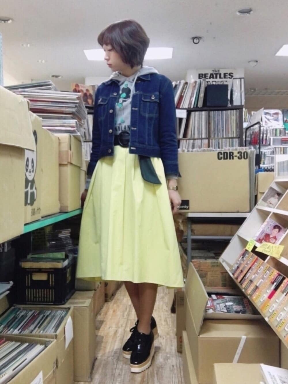 「カジュアル、休日スタイル、オトナ女子、Gジャン、ベルト、サッシュベルト、パステルカラー、ステップドヘムフレアスカート、イエロー、プチプラ」｜「CASIOの【CASIO】 LA670WGA-1（アナログ腕時計、ゴールド系）」を使った、ねっこさん（レディース・160cm）の春コーディネートの1枚目の写真