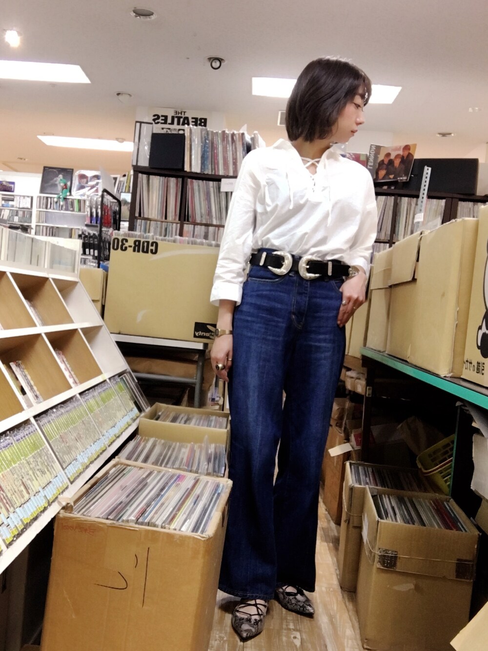「休日スタイル、カジュアル、デニムパンツ、カジュアルコーデ、casual、GU」｜「AZUL by moussyのレースアップ6分スキッパーシャツ（シャツ/ブラウス、ホワイト系）」を使った、ねっこさん（レディース・160cm）の夏コーディネートの1枚目の写真