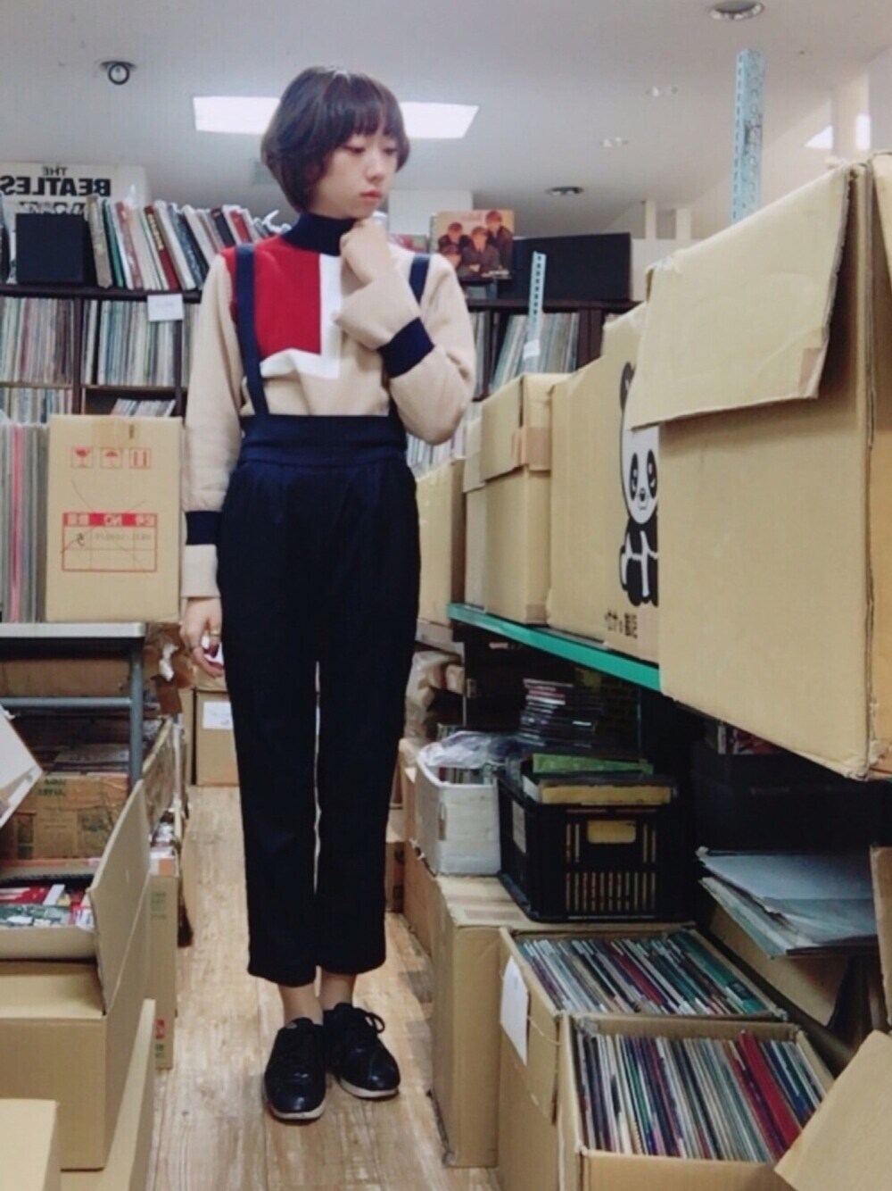 「大人カジュアル、シンプルコーデ、ootd、ニット、スニーカー、ハイウエスト、ベルスリーブ、コルテッツコーデ、コルテッツ」｜「Ray BEAMSの▽Ray BEAMS / ハイウエスト サスペンダー付きパンツ（その他パンツ、ブルー系）」を使った、ねっこさん（レディース・160cm）の冬コーディネートの1枚目の写真