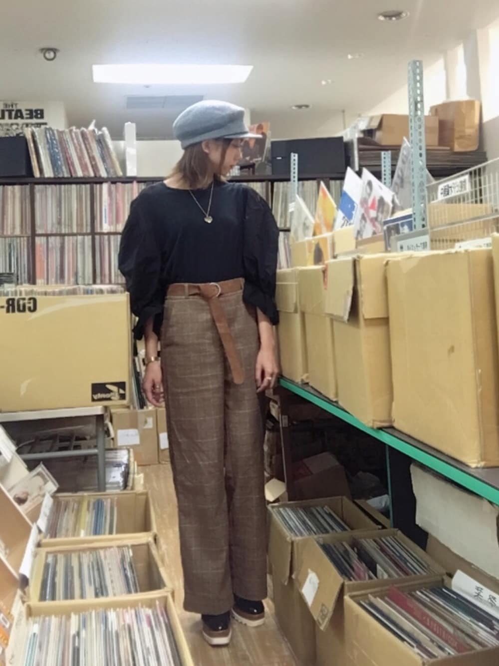 「秋、パンツスタイル、秋服、大人ガーリー、チェック、GU、キャメル、キャスケット」｜「SENSE OF PLACE by URBAN RESEARCHのウールワークキャスケット（キャップ、グレー系）」を使った、ねっこさん（レディース・160cm）の秋コーディネートの1枚目の写真