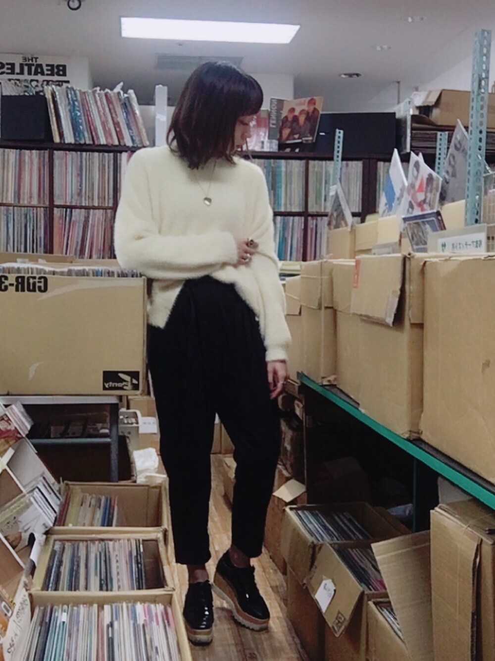 「秋のコーデ、カジュアルコーデ、大人カジュアル、おしゃれさんと繋がりたい、ゆるコーデ、ニット、冬、ラフ」｜「GramicciのGRAMICCI×BEAMS BOY / 別注 イージー スラックス（スラックス、ブルー系）」を使った、ねっこさん（レディース・160cm）の秋コーディネートの1枚目の写真