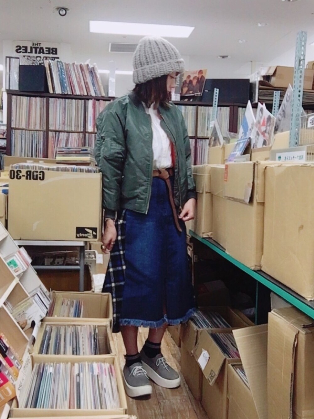 「ootd、デニム、チェックスカート、Tokyo bopper、ニット帽、カジュアルコーデ、MA-1」｜「MHL.のGARMENT DYE BASIC POPLIN（シャツ/ブラウス、ホワイト系）」を使った、ねっこさん（レディース・160cm）の秋コーディネートの1枚目の写真