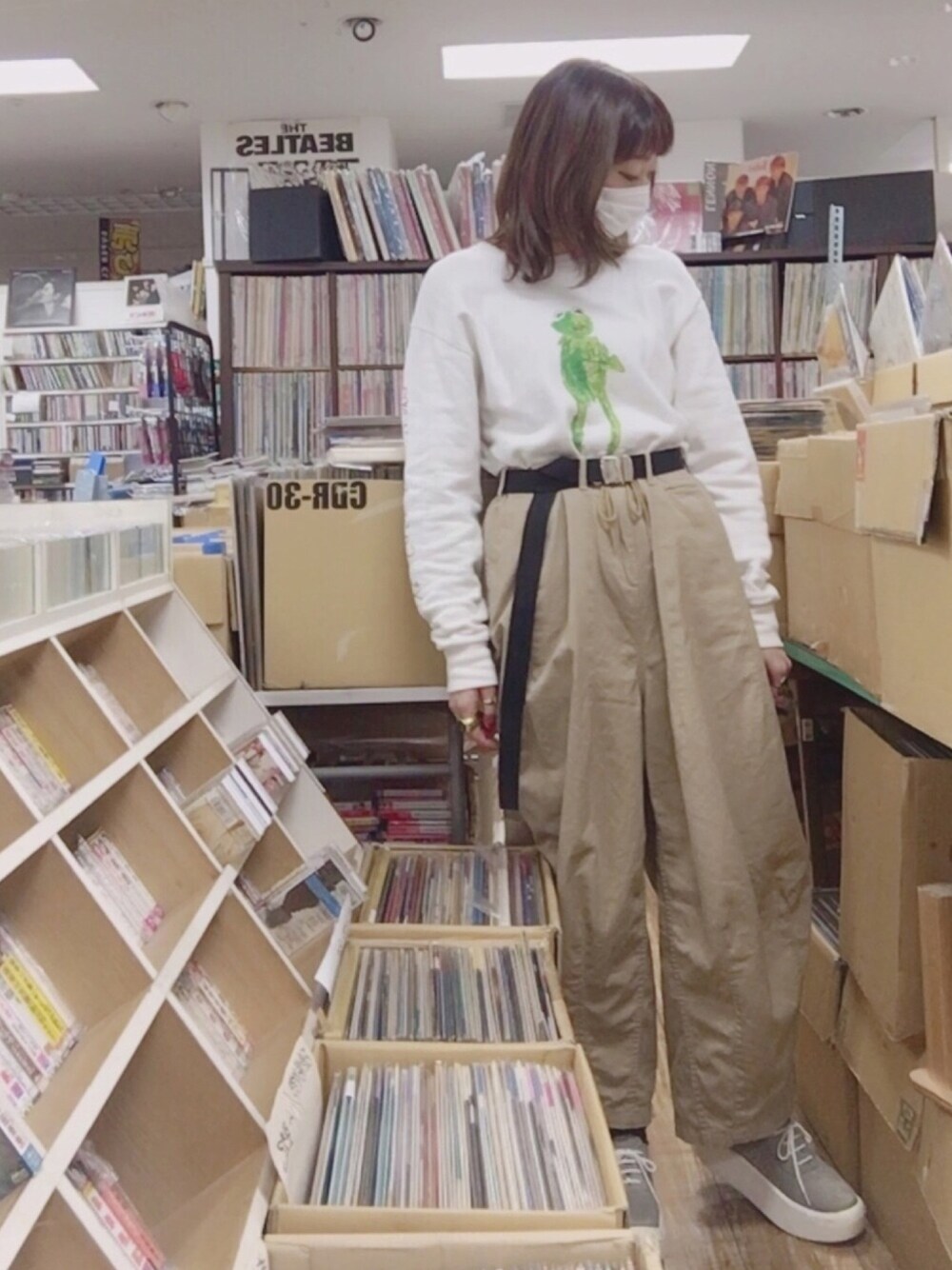 「カジュアルコーデ、ゆるコーデ、ラフ、シンプル、Tokyo bopper、おしゃれさんと繋がりたい、BEAMS BOY、スニーカー」｜「BEAMS BOYの●NEEDLES WOMEN / HD Pants（その他パンツ、ベージュ系）」を使った、ねっこさん（レディース・160cm）の冬コーディネートの1枚目の写真