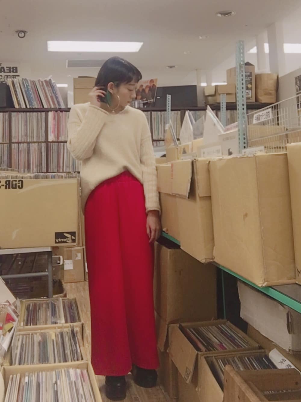 「ラクチンコーデ、オトナ女子、ニット、カジュアルコーデ、Tokyo bopper、赤いパンツ」｜「Ray BEAMSのRay BEAMS / 3G 袖リブ Vネック（ニット/セーター、ベージュ系）」を使った、ねっこさん（レディース・160cm）の冬コーディネートの1枚目の写真