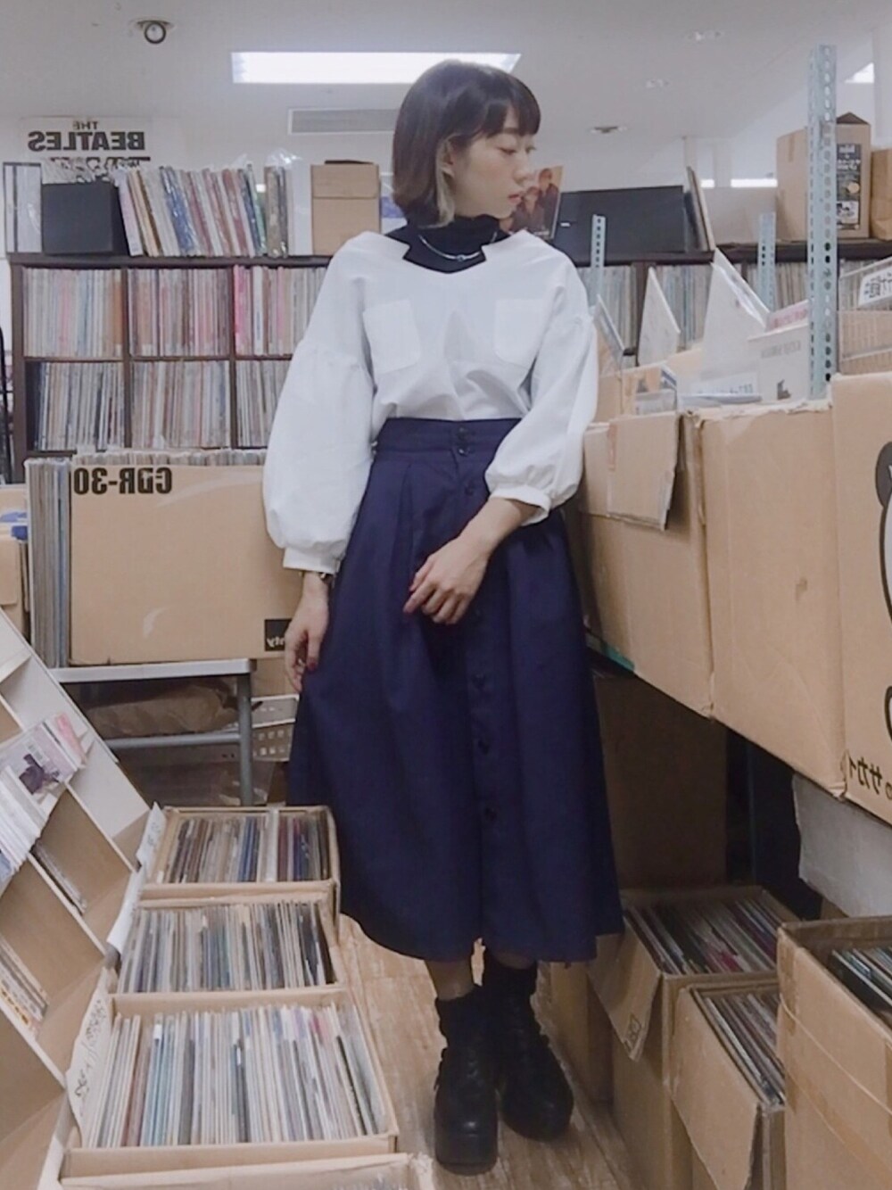 「大人ガーリー、大人コーデ、大人カジュアル、レイヤードスタイル、GU、トレンチスカート、スカート、フレアスカート」｜「Luz Llena (NEY)のパフスリーブVネックブラウス/スキッパーシャツ（シャツ/ブラウス、ホワイト系）」を使った、ねっこさん（レディース・160cm）の冬コーディネートの1枚目の写真