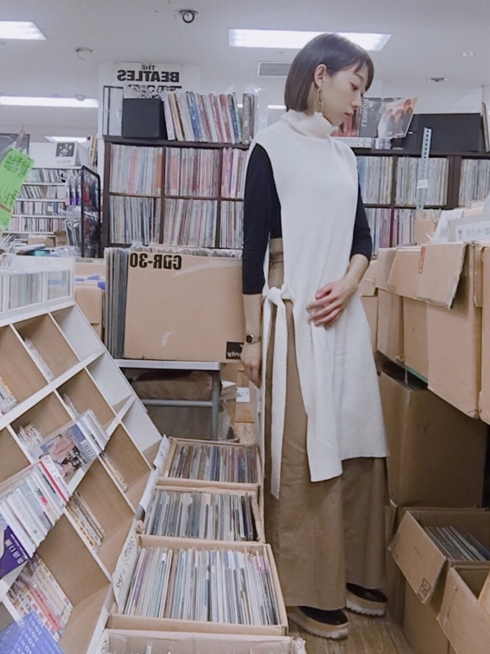 「春コーデ、オトナカジュアル、ワイドパンツ、カジュアルコーデ、スニーカー、ジレ、チノパン」｜「slickmistのロングニットベスト（ニット/セーター、ホワイト系）」を使った、ねっこさん（レディース・160cm）の春コーディネートの1枚目の写真