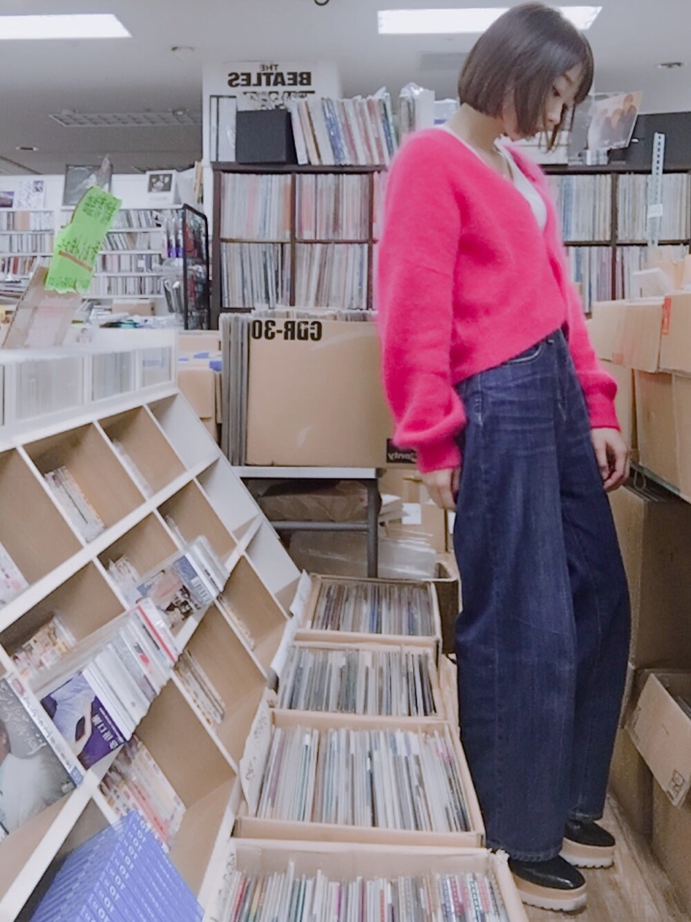 「春コーデ、スニーカー、デニム、ワイドパンツ、春」｜「Another EditionのアンゴラVネックカーディガン（カーディガン/ボレロ、ピンク系）」を使った、ねっこさん（レディース・160cm）の春コーディネートの1枚目の写真