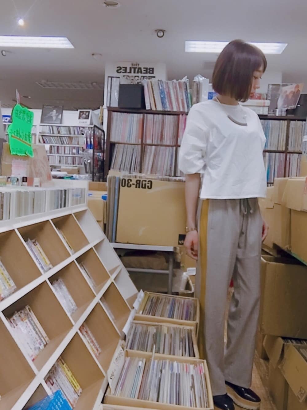 「大人カジュアル、ラインパンツ、春コーデ、シンプル、パンツスタイル、ブラウス」｜「Ray BEAMSの◇●FACTOTUM femme×Ray BEAMS / 別注 シュリンク 天竺 ブラウス（シャツ/ブラウス、ホワイト系）」を使った、ねっこさん（レディース・160cm）の春コーディネートの1枚目の写真