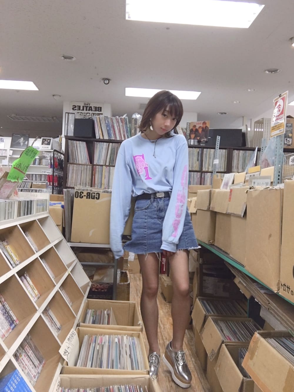 「夏、カジュアル、パンツスタイル、スニーカーコーデ、スカート、楽チンコーデ、ロンT」｜「Discoat Parisienの【本革】レザーガチャベルト（ベルト、ブラック系）」を使った、ねっこさん（レディース・160cm）の夏コーディネートの1枚目の写真