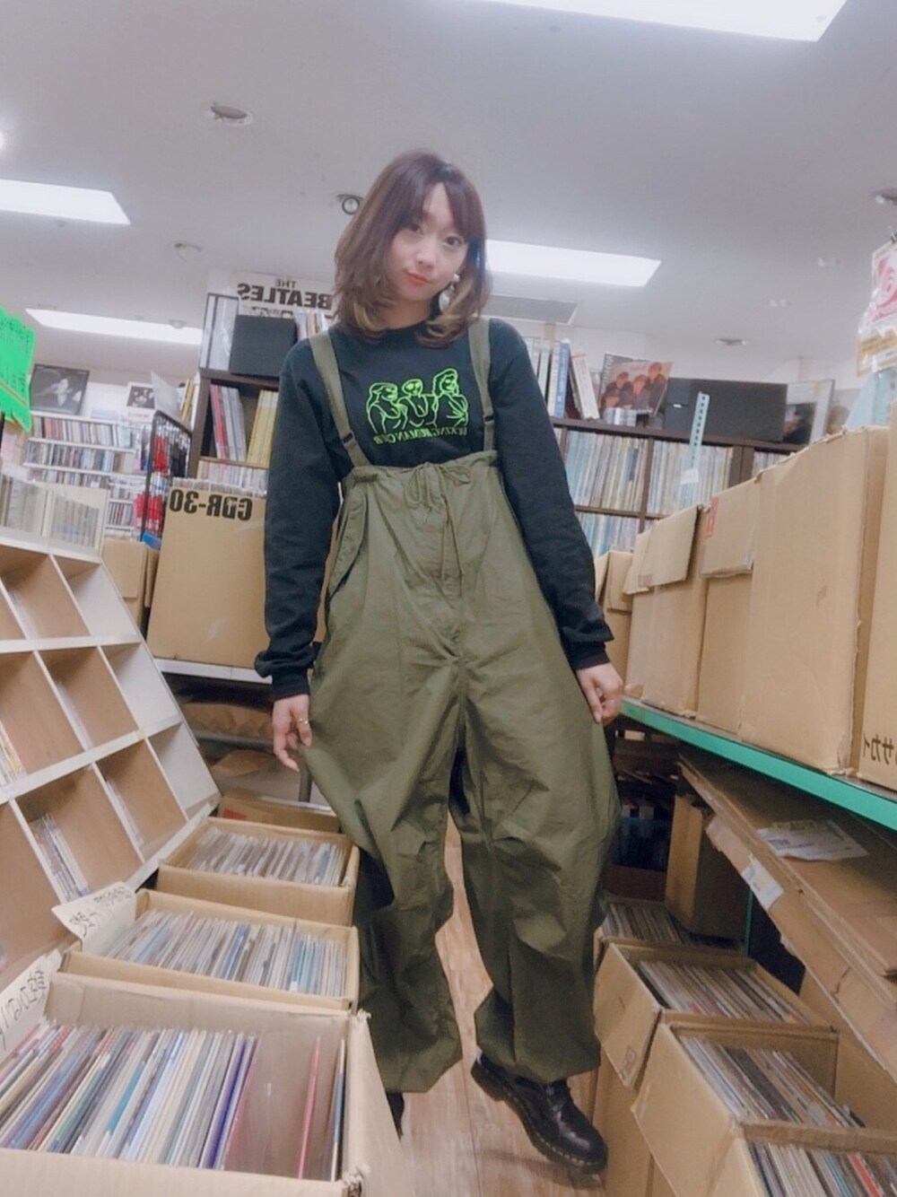 「冬、大人カジュアル、ゆるコーデ、ラクチンコーデ、ビッグシルエット、ブーツ、ラフ、レコードショップ、レコード女子、TOMASON」｜「BEAMS BOYの【CLUEL 12月号掲載】BEAMS BOY / US ARMY オーバー パンツ（カーゴパンツ、グリーン系）」を使った、ねっこさん（レディース・160cm）の冬コーディネートの1枚目の写真