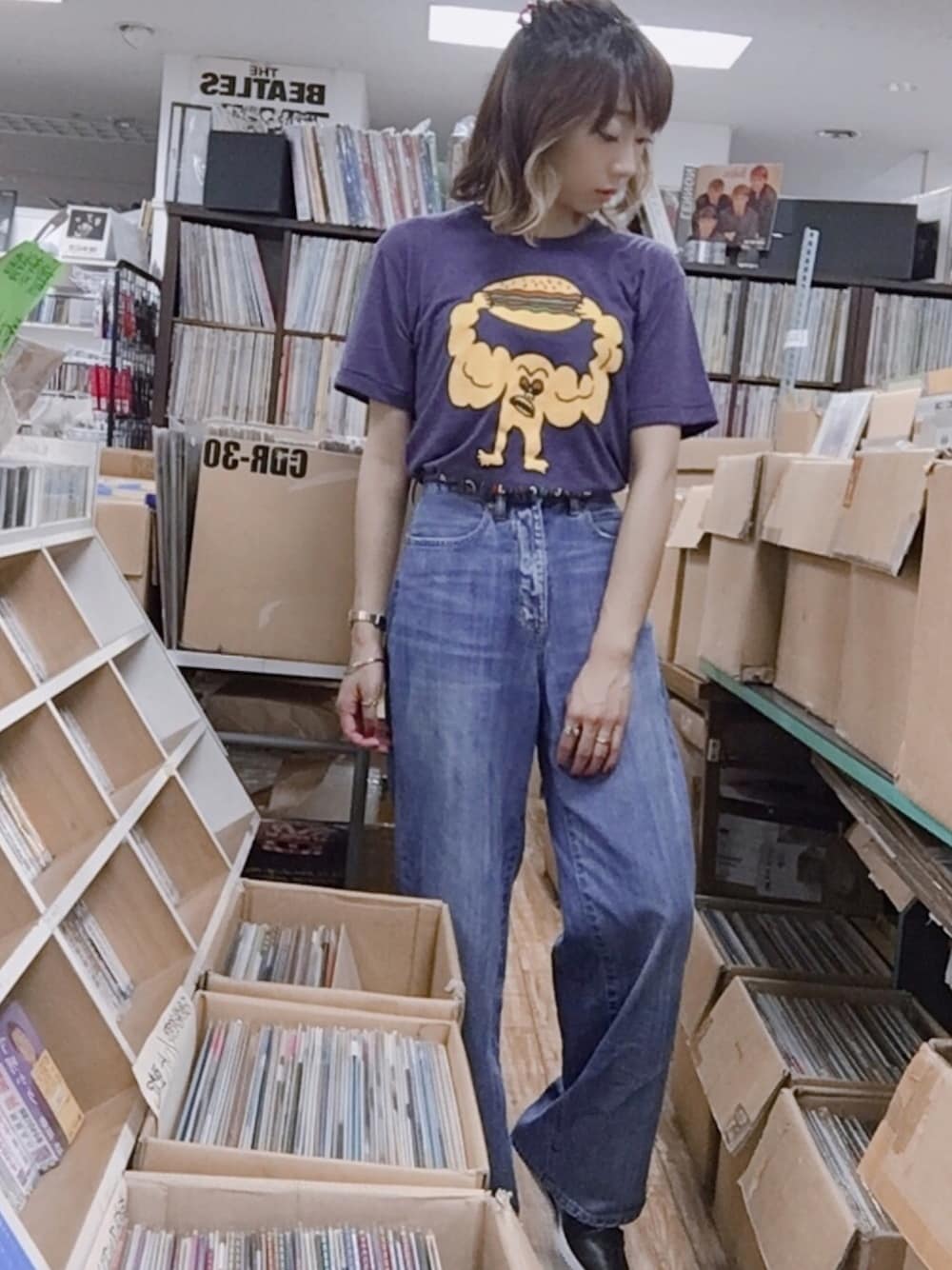 「シンプルコーデ、ラクチンコーデ、カジュアルコーデ、夏、デニム、ワイドパンツ、覚王山ラーダー、TOMASON、Tシャツ、レコード女子」｜「JOURNAL STANDARD relumeの12OZデニム ハイウエスト ワイド5ポケットパンツ#（デニムパンツ、ブルー系）」を使った、ねっこさん（レディース・160cm）の夏コーディネートの1枚目の写真