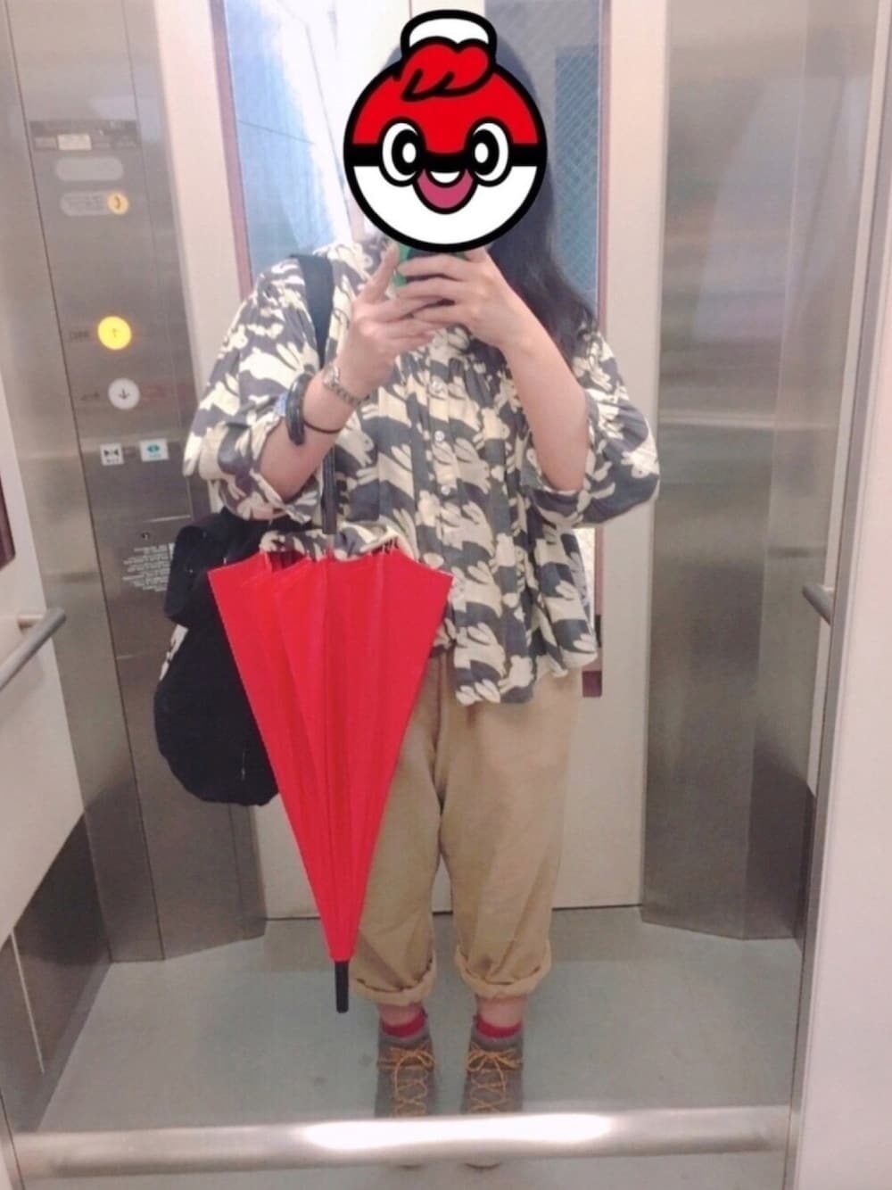 グレー系のブーツ、ベージュ系のチノパンツ、グレー系のシャツ/ブラウスを着用したレディースの春コーディネートの1枚目の写真