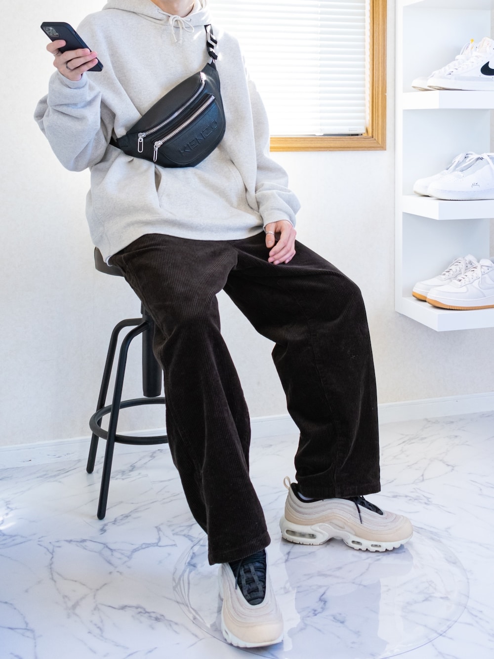 「オーバーサイズパーカー、ブラウンコーデ、エアマックス97、マップラ、KENZO、レザーショルダーバッグ、コーデュロイパンツ、ワークパンツ、パーカーコーデ、グレーパーカー」｜「FREAK'S STOREのWEB限定 12oz ヘビーウェイト ビッグシルエット プルオーバーパーカー/フーディ―（パーカー、グレー系）」を使った、Kentoさん（メンズ・175cm）の冬コーディネートの1枚目の写真