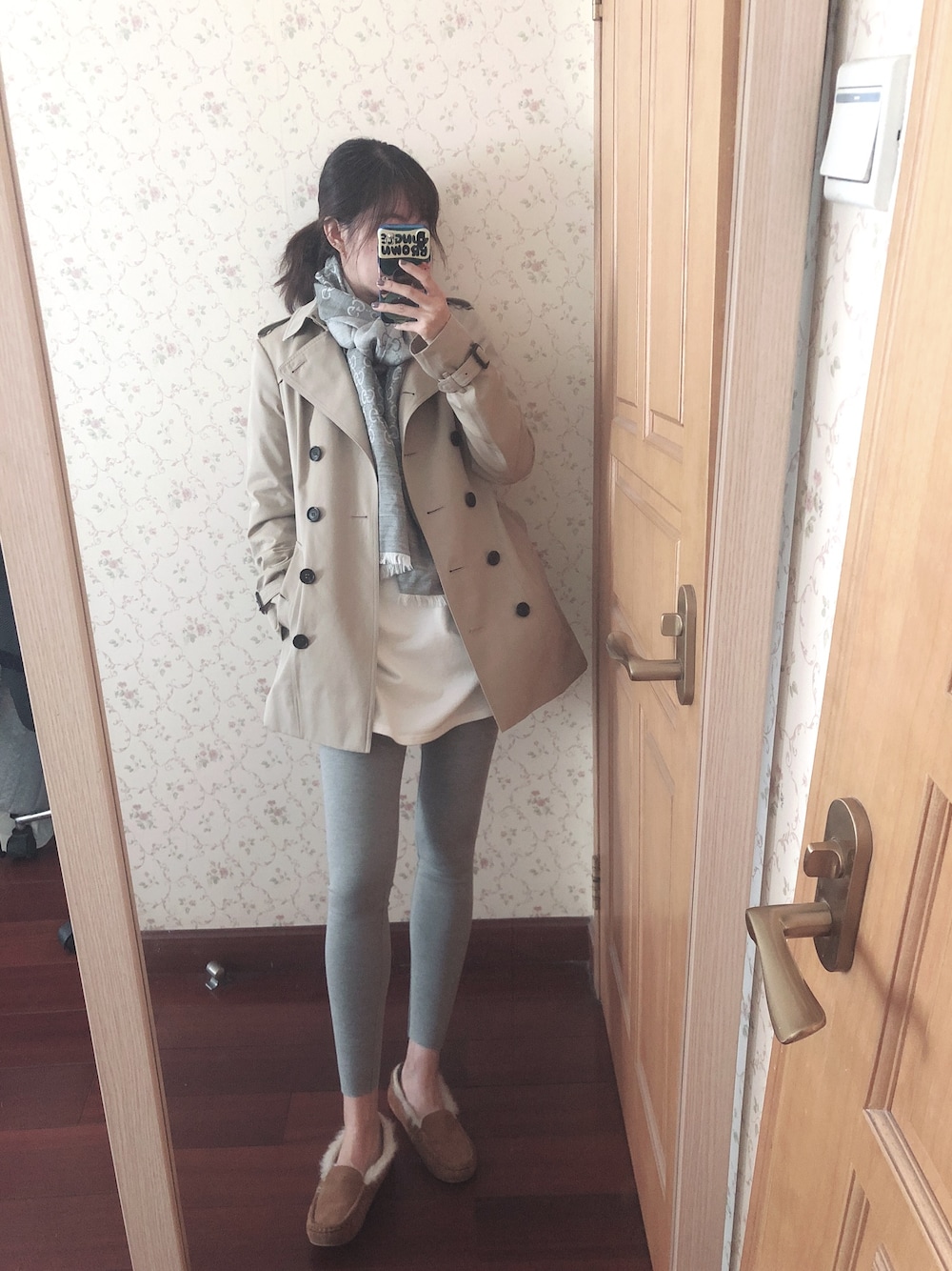 「BURBERRYのアイテム（トレンチコート、その他）」を使った、七月白白白さん（レディース・167cm）の秋コーディネートの1枚目の写真