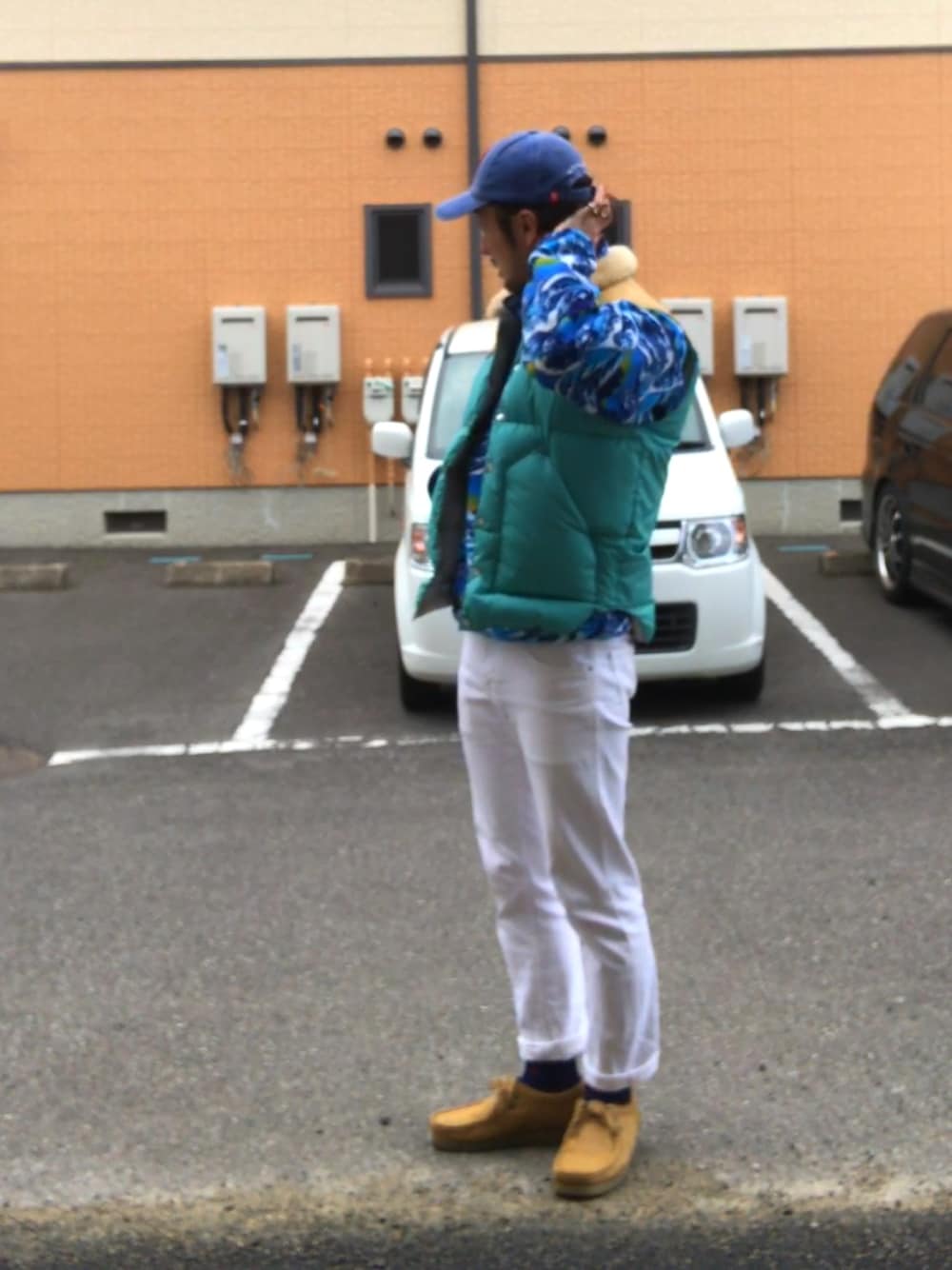「サーファー」｜「Rocky Mountain FeatherBedの▲ROCKY MOUNTAIN FEATHERBED / ＜Men's＞christy down vest（ダウンベスト、ブルー系）」を使った、Seshimo Takayukiさん（メンズ・168cm）の春コーディネートの1枚目の写真