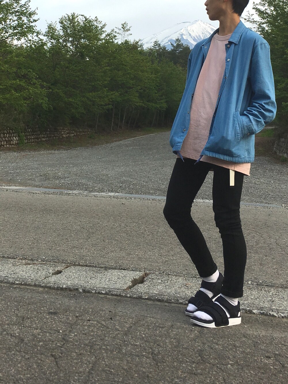 「はるコーデ、アディレッタ、スポサン、コーチジャケット、おしゃれさんと繋がりたい」｜「UNIQLOのクルーネックT（半袖）（Tシャツ/カットソー、ピンク系）」を使った、misoさん（メンズ・168cm）の春コーディネートの1枚目の写真