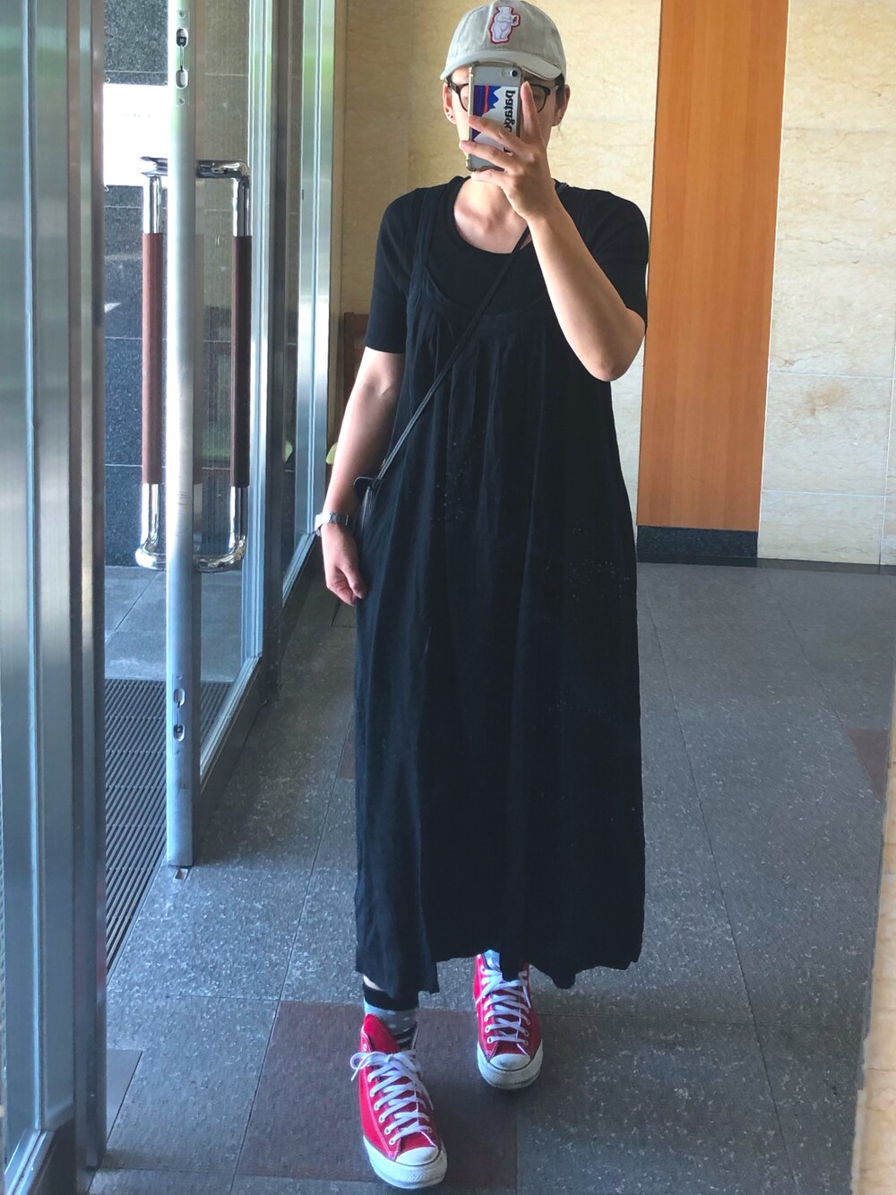 「キャミワンピ、ブラックコーデ、ハイカットスニーカー、無地党、キャップ、黒Tシャツ」｜「rehellinenのアイテム（ワンピース、ブラック系）」を使った、Chi-☆さん（レディース・167cm）の夏コーディネートの1枚目の写真