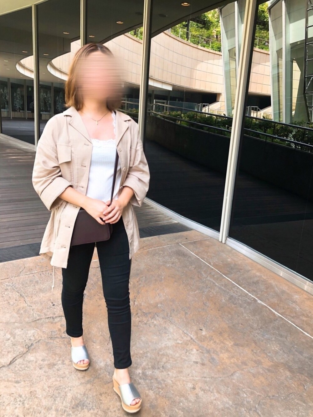 「プチプラ、おしゃれさんと繋がりたい、低身長、カジュアル、シャツ、スキニー、サンダル、ラフ、夏、シンプルコーデ」｜「SHEL’TTERのアイテム（その他パンツ、ブラック系）」を使った、Aoi.さん（レディース・147cm）の夏コーディネートの1枚目の写真