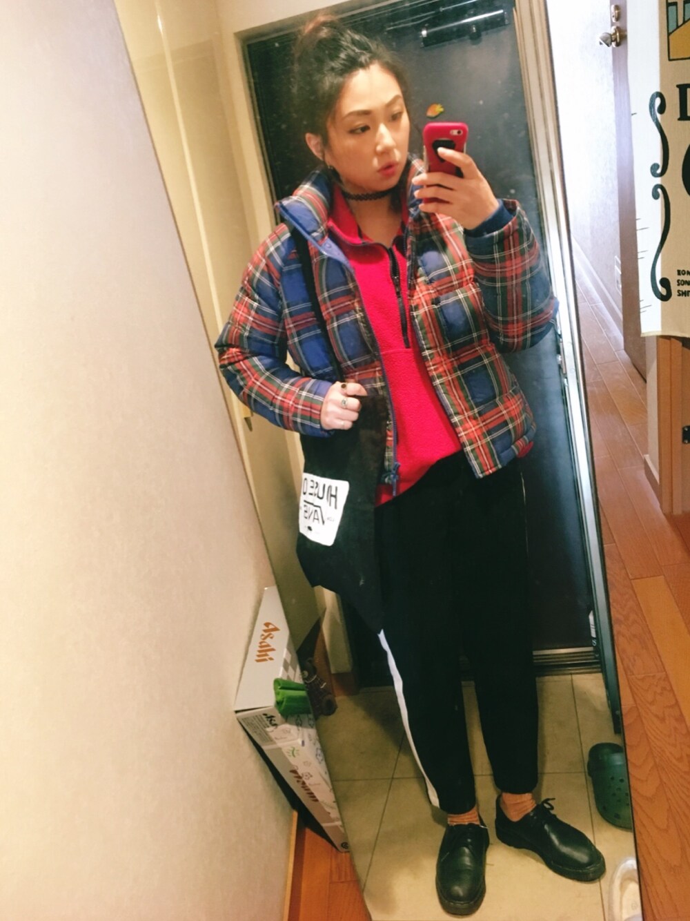 「冬コーデ、ゆるコーデ、ダウンジャケット、UNIQLO、J.W.anderson、フリース、タータンチェック、チェック、おだんごヘアー、Dr.Martens」｜「SPINNSのアイテム（ネックレス、ブラック系）」を使った、mayerさん（レディース・154cm）の冬コーディネートの1枚目の写真