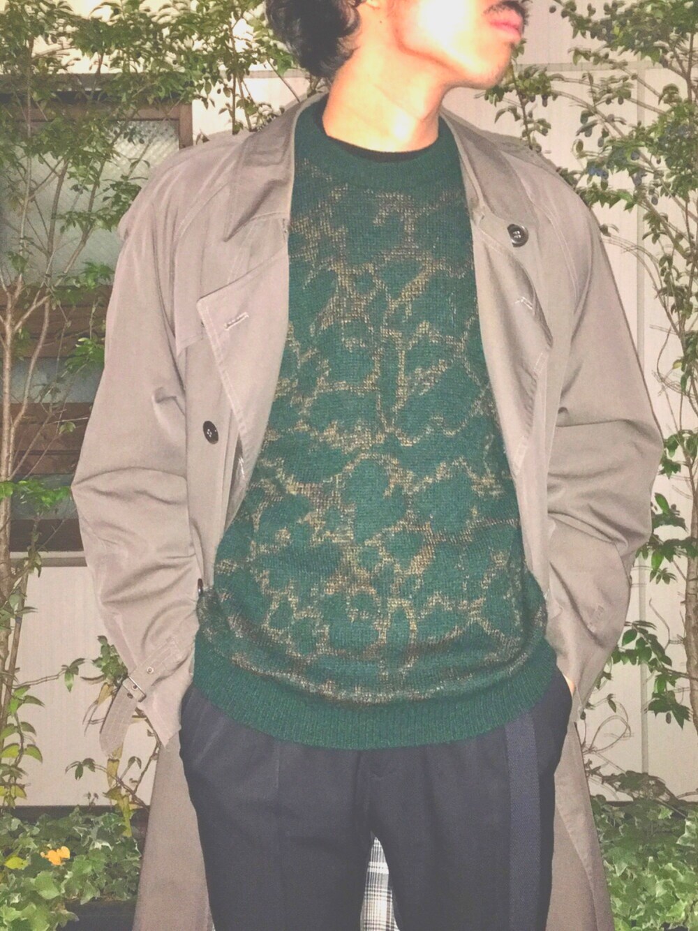 「冬コーデ、オトナカジュアル、outfit、トレンチコート、総柄トップス、ootd、古着、ニット、スラックス、used」｜「usedのアイテム（ニット/セーター、グリーン系）」を使った、あひるさん（メンズ・175cm）の冬コーディネートの1枚目の写真