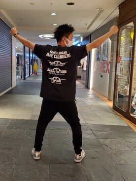 AVIREX  福岡｜TAKUYA使用「AVIREX（ハンガー ゲーム チェンジャース Tシャツ/HANGAR GAME CHANGERS T-SHIRT）」的時尚穿搭