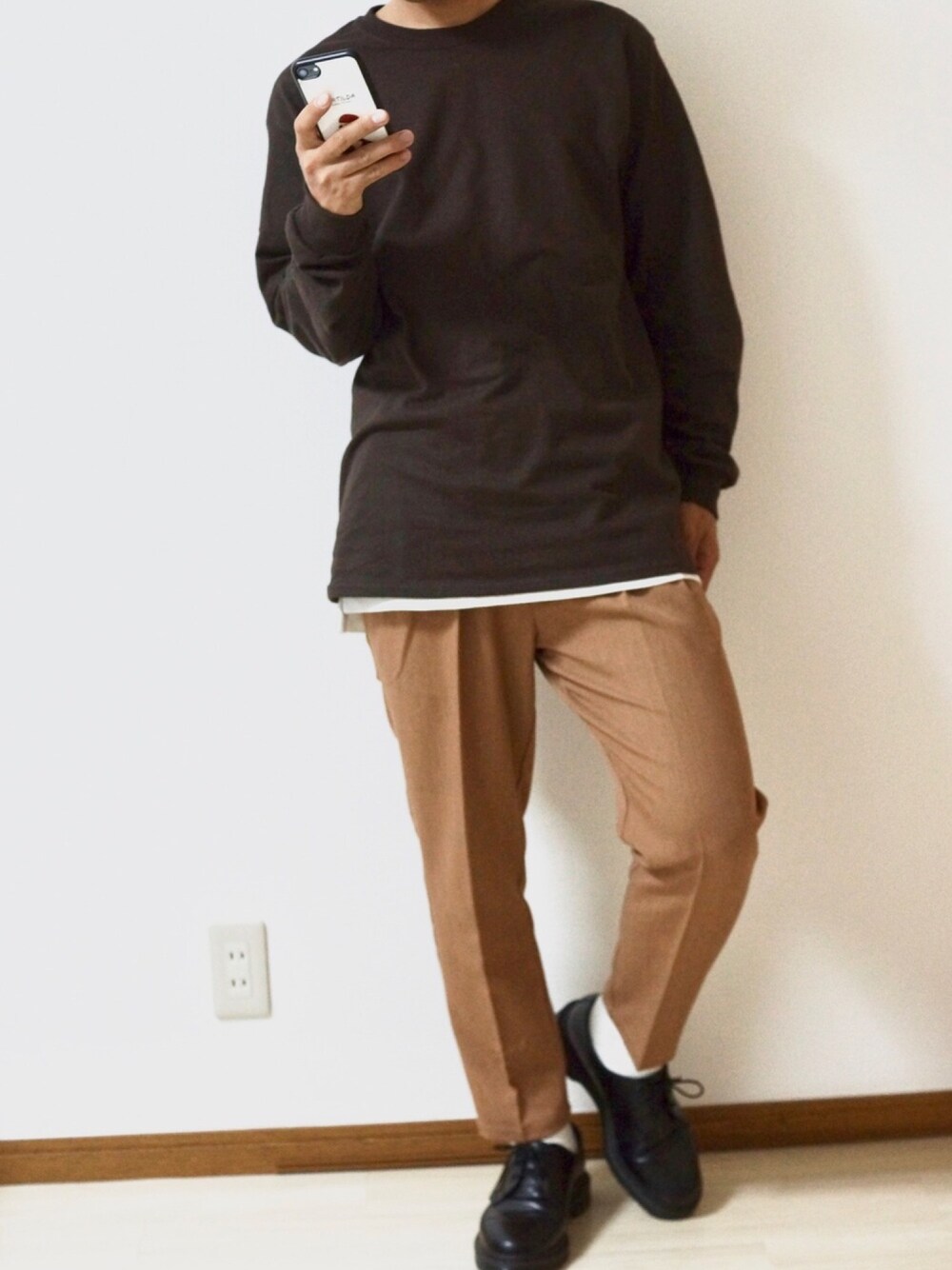 ブラウン系のTシャツ/カットソー、ブラウン系のスラックス、ブラック系のその他シューズを着用したメンズの春コーディネートの1枚目の写真