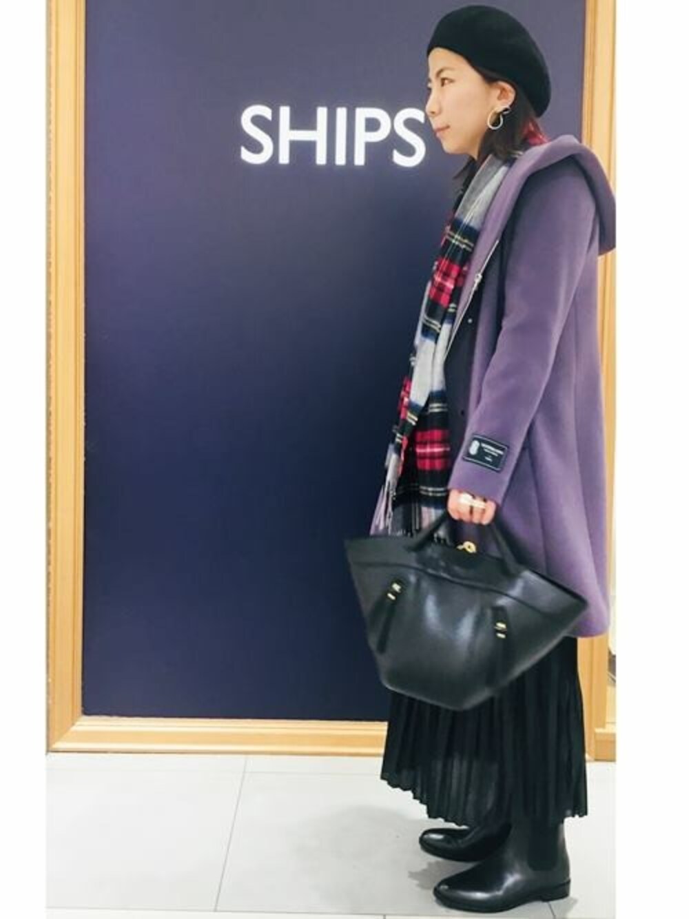 「SHIPSのサテンプリーツスカート（スカート、ブルー系）」を使った、髙見さん（メンズ・160cm）の冬コーディネートの1枚目の写真
