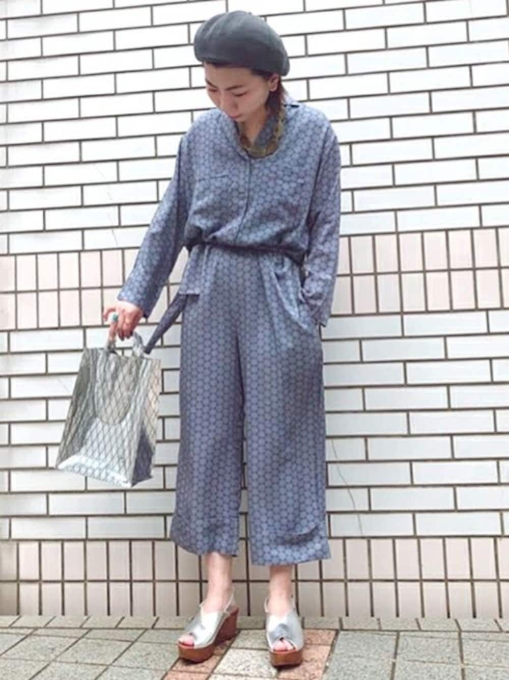 「オールインワン、シルバー、モード、ジャンプスーツ、メタリック、春夏コーデ」｜「SHIPSのLA FORTUNA:SMALL SAIL TOTE（トートバッグ、シルバー系）」を使った、髙見さん（レディース・160cm）の春コーディネートの1枚目の写真