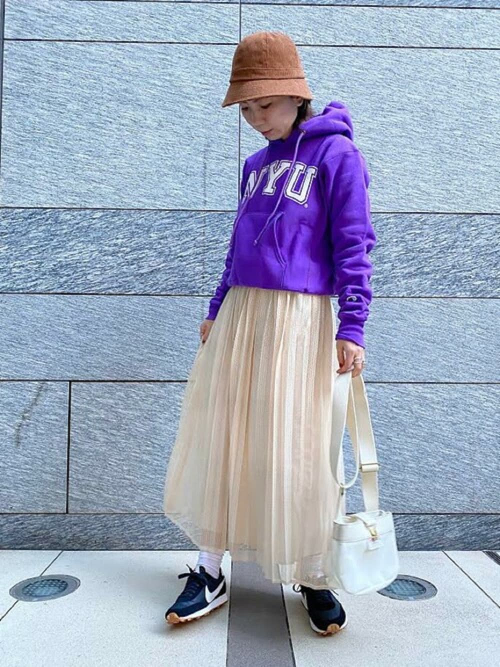 「スニーカー、コーデュロイ、NIKE、Champion、パープル、プリーツスカート、フードパーカー、ベルハット、ラウンドバッグ、シップスエニィ」｜「ChampionのChampion: USAプルオーバーフーディー（パーカー、パープル系）」を使った、髙見さん（レディース・160cm）の秋コーディネートの1枚目の写真