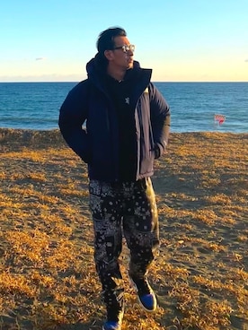 「海」｜「アイテム（ダウンジャケット/コート）」を使った、KOUさん（メンズ・177cm）の冬コーディネート