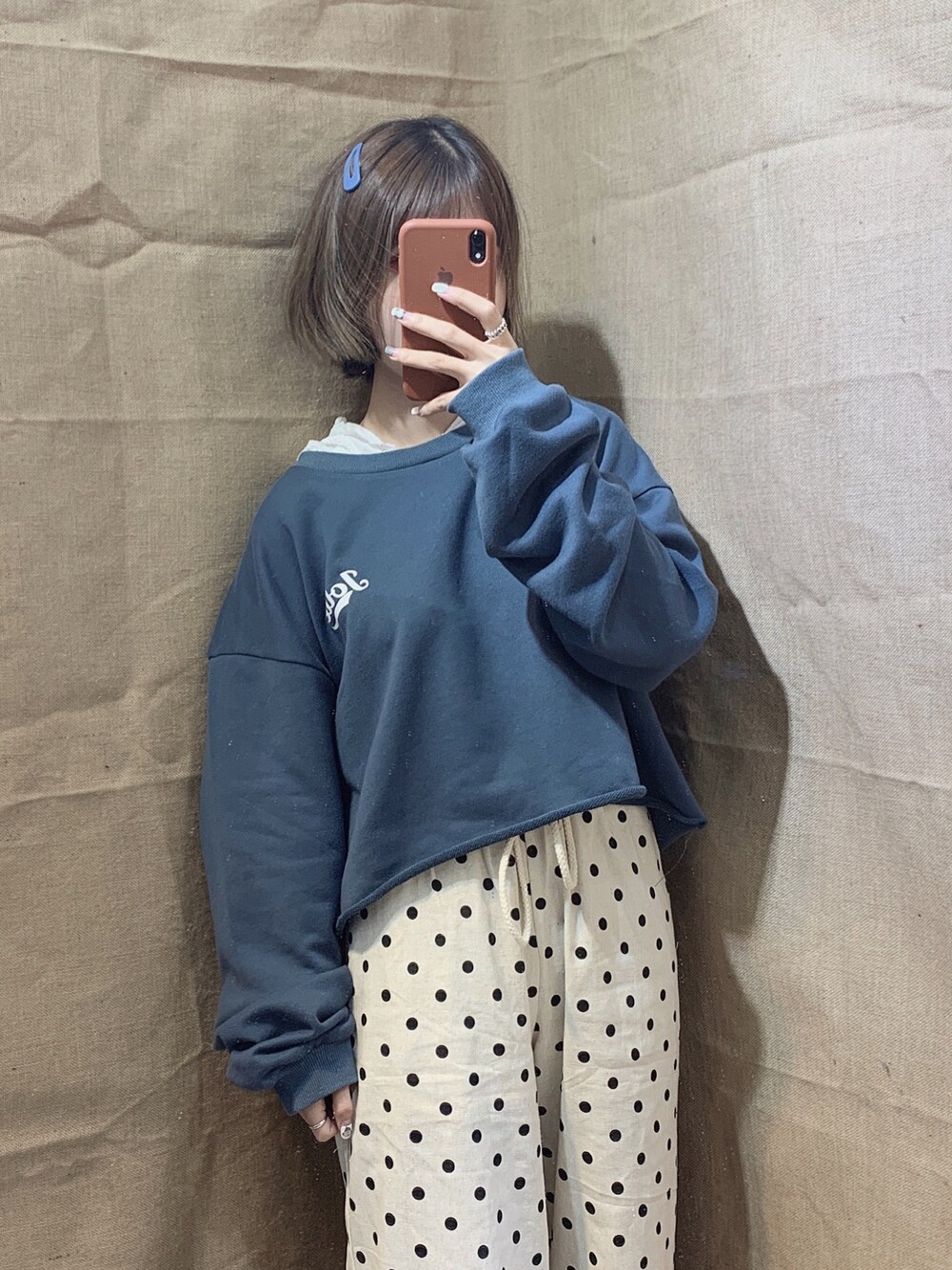 ブルー系のパーカーを着用したキッズの春コーディネートの1枚目の写真