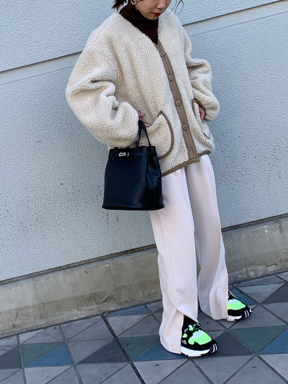 「冬コーデ、大人カジュアル、オトナ女子、きれいめカジュアル、ootd、スニーカーコーデ、ラクチンコーデ、おしゃれさんと繋がりたい、低身長、ベージュコーデ」｜「CAPRICIEUX LE'MAGEのリブハイネックＴシャツ（Tシャツ/カットソー、ブラック系）」を使った、seiyo _lemageさん（レディース・149cm）の秋コーディネートの1枚目の写真