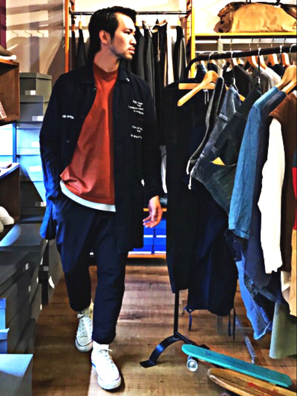 「阪急メンズ大阪、5F SOHGU. old&new store、bukht、kiit、WRAPINKNOT、Gypsy&sons 、Enharmonic TAVERN、Ｄr.Franken、rains、another 20th century」｜「GYPSY&SONSのアイテム（ステンカラーコート、ブルー系）」を使った、KEISUKE さん（メンズ・174cm）の夏コーディネートの1枚目の写真