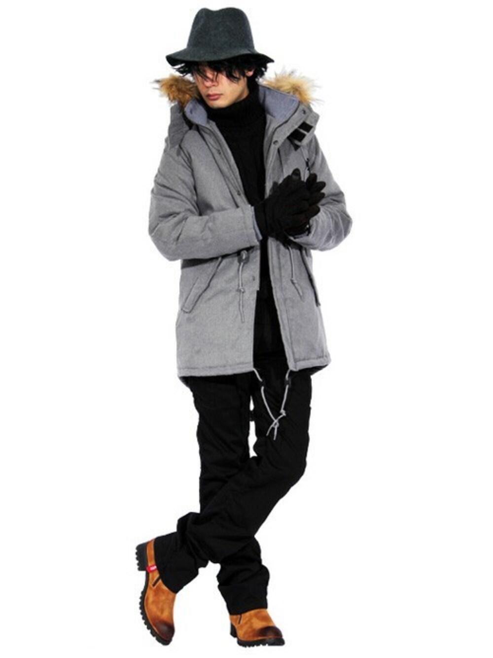 グレー系のモッズコート、ブラック系のニット/セーター、ブラック系のTシャツ/カットソーを着用したメンズの冬コーディネートの1枚目の写真