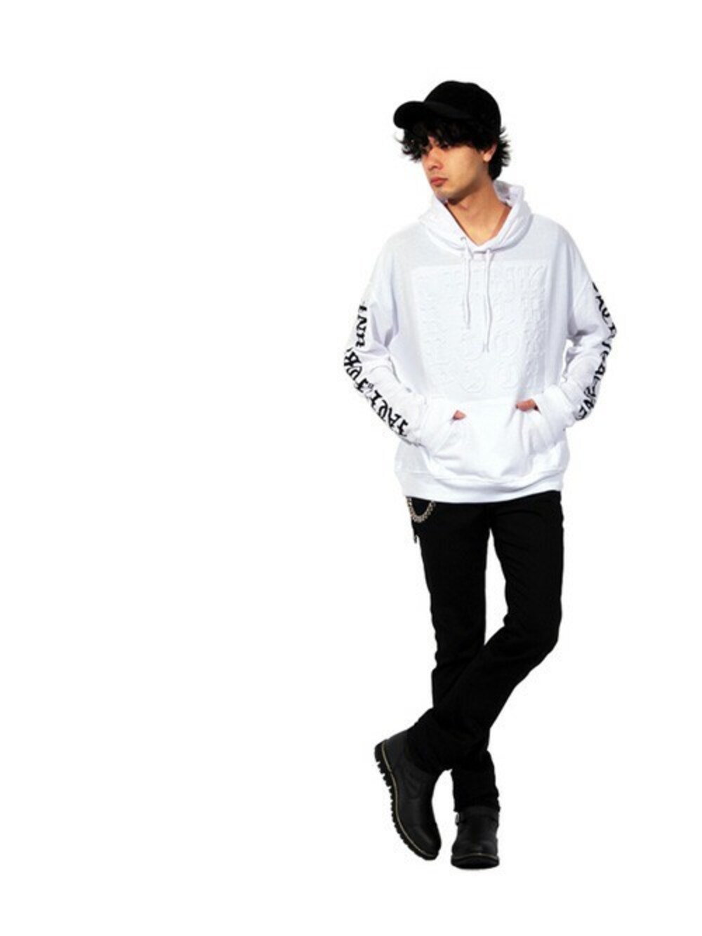 ホワイト系のTシャツ/カットソー、ブラック系のブーツ、ブラック系のブレスレットを着用したメンズの冬コーディネートの1枚目の写真