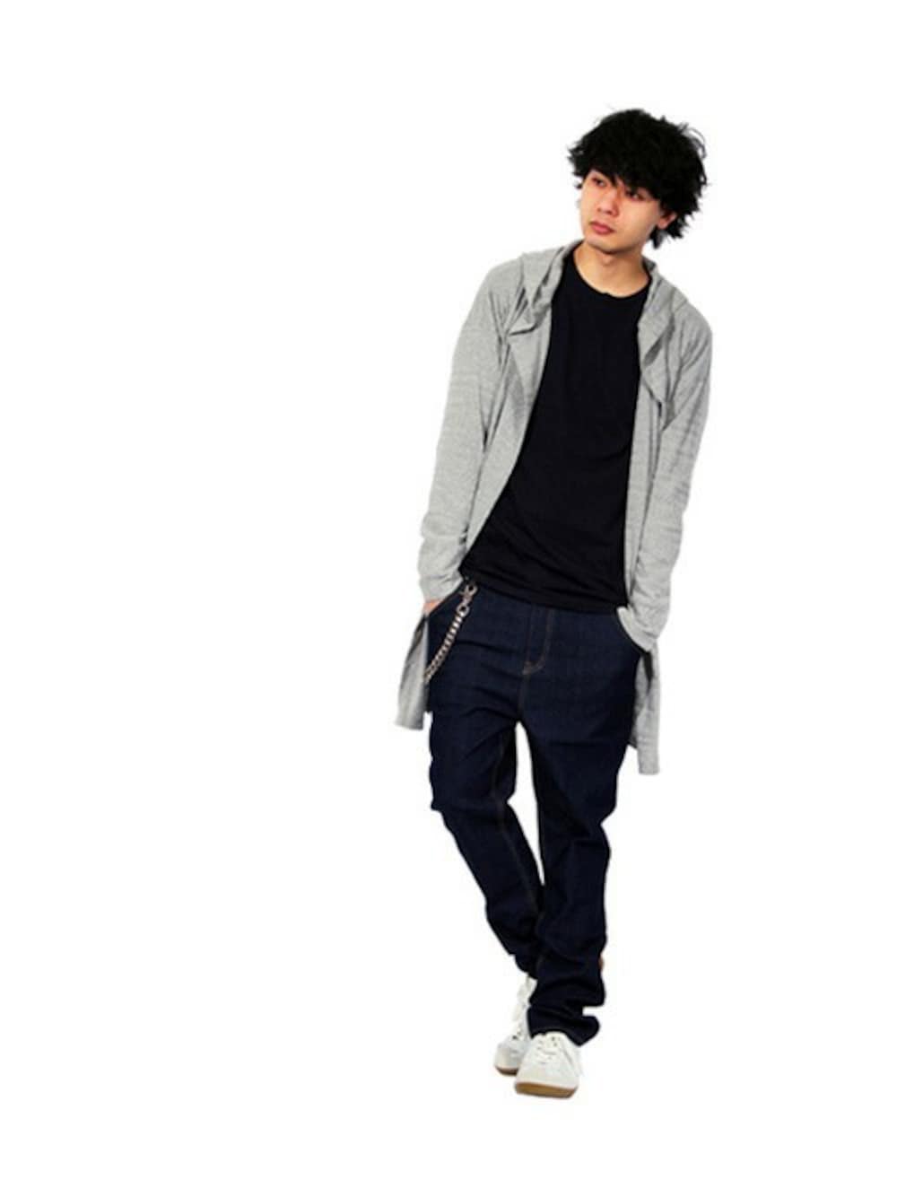 グレー系のチェスターコート、ブラック系のTシャツ/カットソー、ブルー系のデニムパンツを着用したメンズの冬コーディネートの1枚目の写真